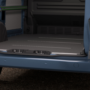 Lesena tla za tovor z integriranimi letalskimi tirnicami